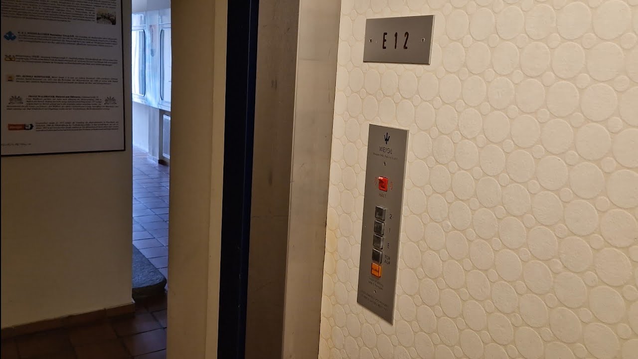 Schöner originaler alter Weigl Aufzug (Nice old Weigl lift) @Rathausplatz 1, 4701 Bad Schallerbach