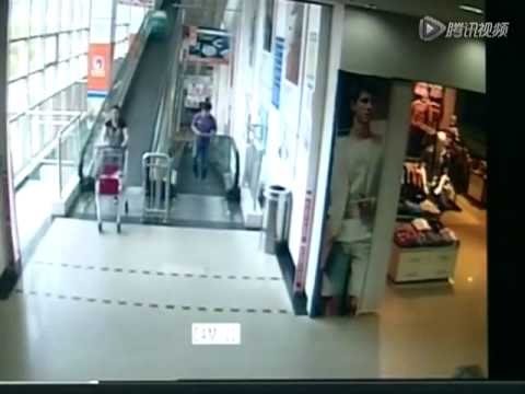 【実際映像】スーパーの自動スロープでカートが暴走、60代の女性が撥ねられ死亡