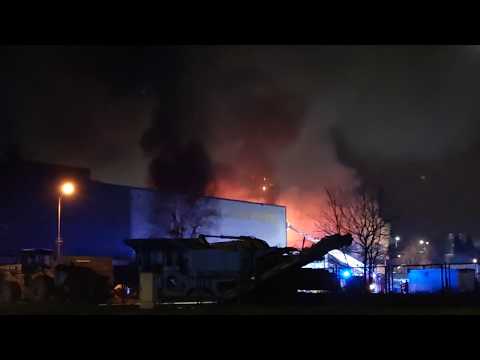 Pożar hali przy "CH Załęże" w Katowicach (4.04.2020)