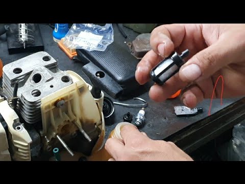 Vídeo: Como você limpa um filtro de combustível de motosserra?