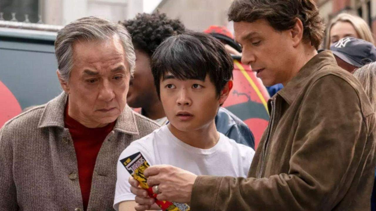 Envergonhado diante da escola inteira, ele foi treinado por duas lendas das artes marciais