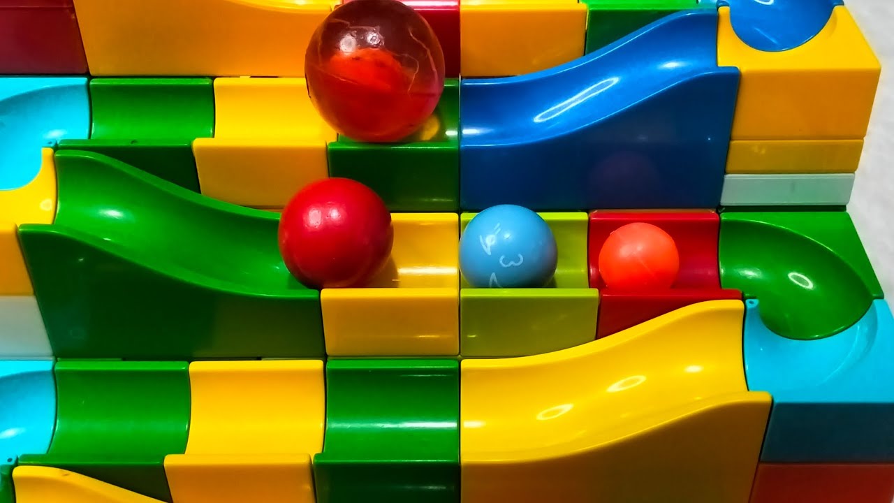 Marble Run with 4 balls of different sizes over zigzag road obstacles. YouTube