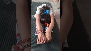 little girl doing yoga pose perfectly 😱 #shorts #yoga