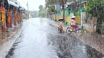 WINDS AND LIGHT RAIN IN THE INDONESIAN RURAL VILLAGE LIFE