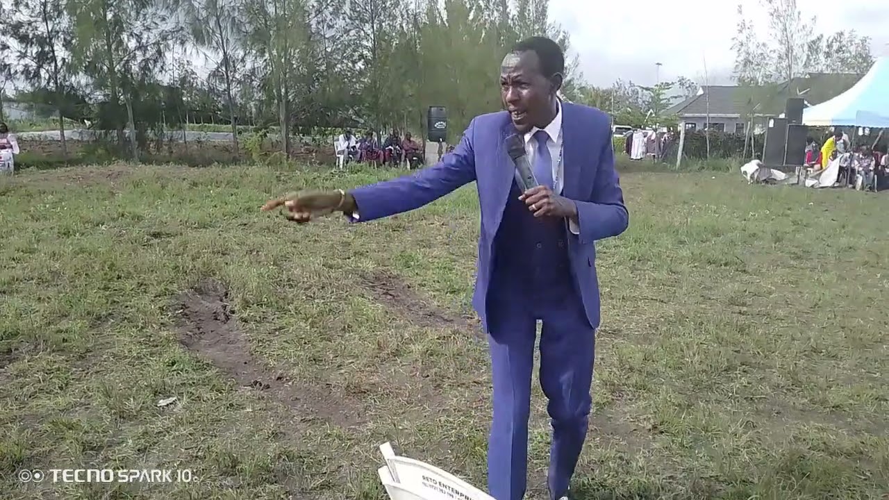 Bishop mereu preaching at Oloyiankalani Bro Wilson Kusero home