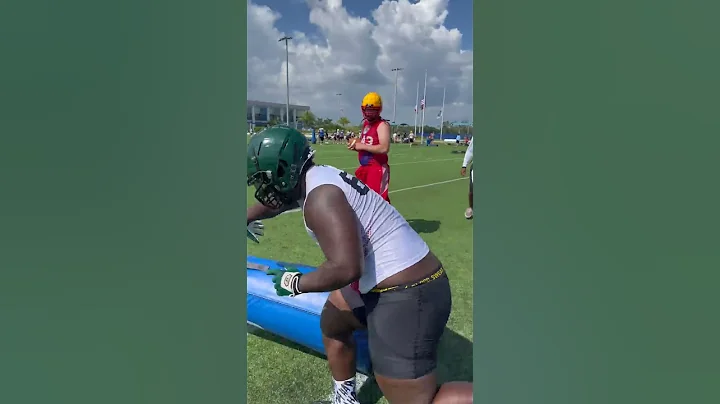 The Strongest Lineman in High School Football 🤯 #shorts - DayDayNews