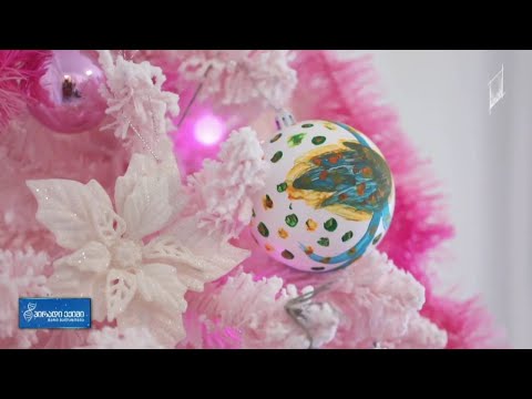 მზადება ახალი წლისთვის ვარდისფერ სივრცეში