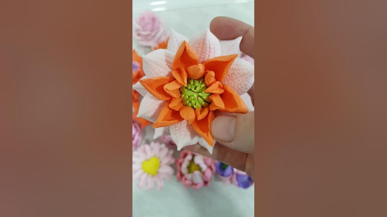 Жыныстық әйелдің гифтерін қараңыз Қыз досының үлкен әдемі сиськиінен сүт сорып жатыр