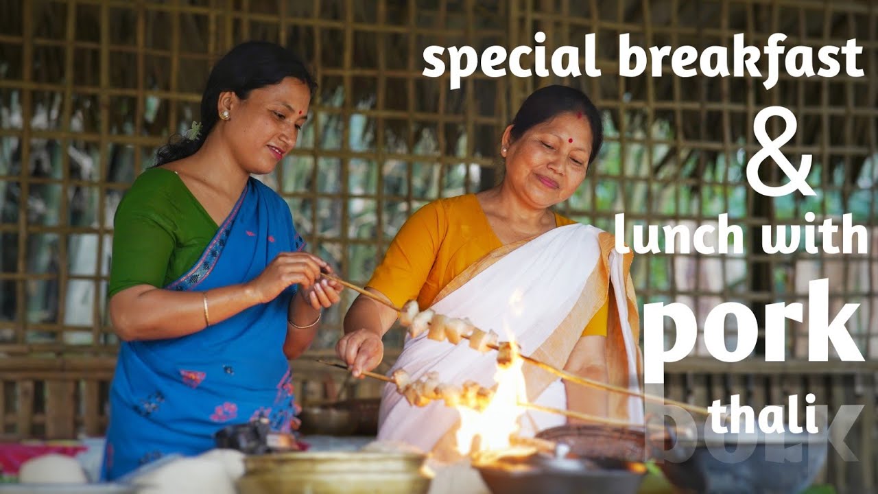 চেৱা দিয়া ভাত । মাটি দাইল আৰু দিমৰু পাতৰ লগত গাহৰি মাংস , কচু ঠুৰি লগত গাহৰি মাংস আৰু বহুতো ।