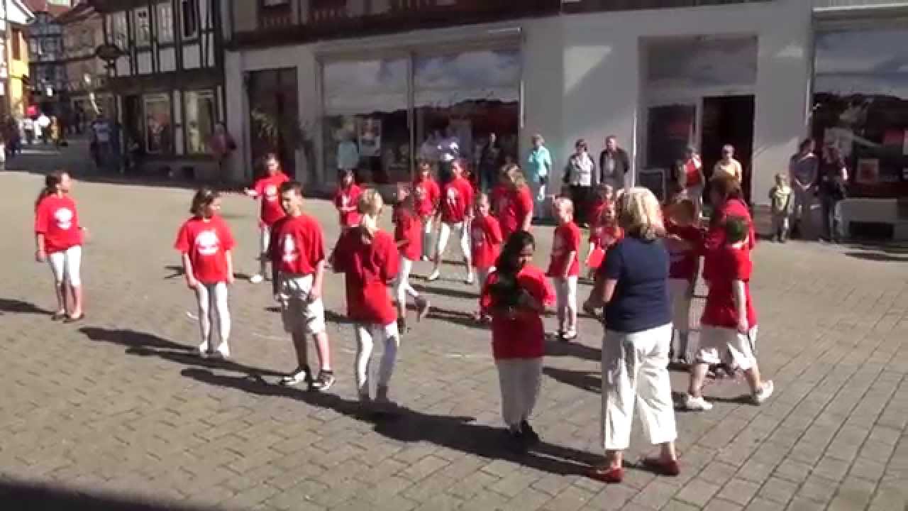 Tanz-AG Struthschule 2012 am Obermarkt in Eschwege