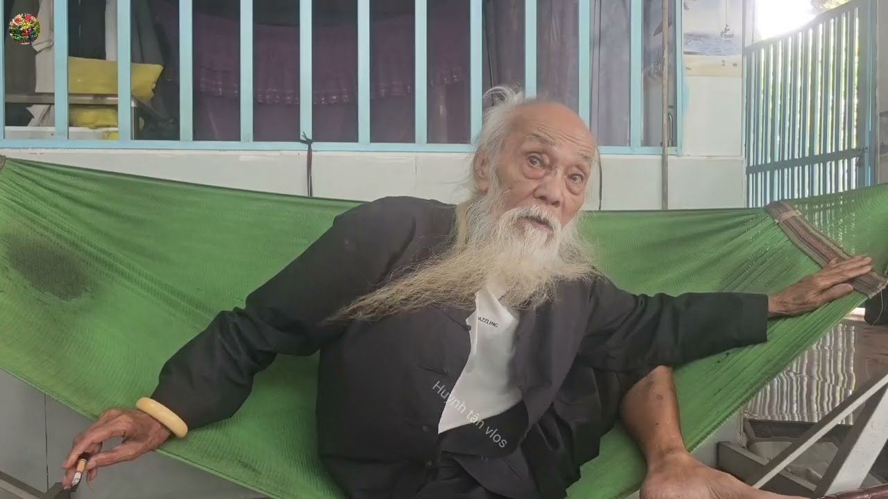 Мастер змей Онг Ту Дан рассказывает истории о людях, способных вспоминать прошлые жизни.