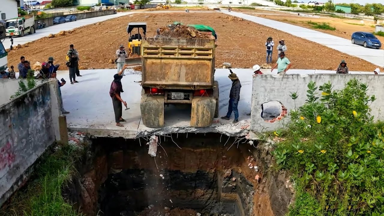 Start New Project !! Landfill Using Dump Truck 5Ton into Flood Land& Dozer Pushing.