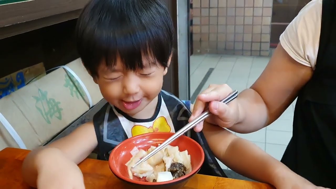 吃小包子，好燙好吃，還要再一個｜咚2y7m3d 桐9y4m