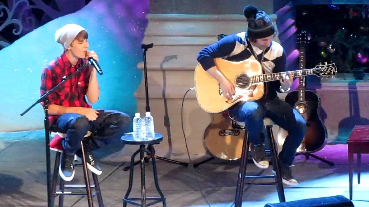 JUSTIN BIEBER - CHRISTMAS LOVE (MASSEY HALL-12/21/11)