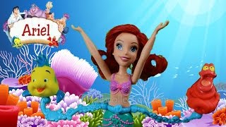 Princesha e Disney Ariel Noton dhe Vallezon me Flounder dhe Sebastian ne Uje