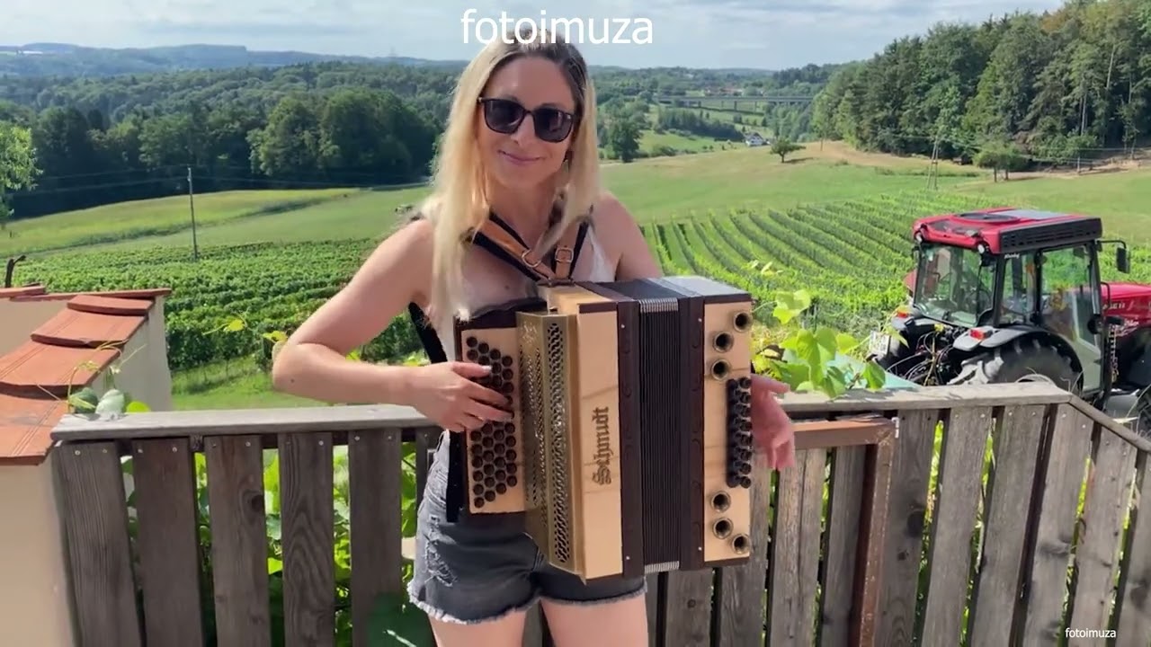 Fur fashion & Claudia Hinker spielt das FUHRMANNSLIED auf ihrer Steirischen Harmonika!