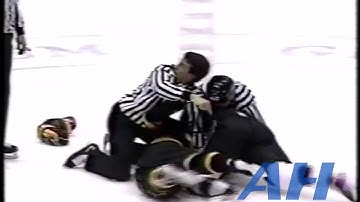 NHL Dec. 23, 1989 Brian Benning,LA v Tony Tanti,VCR Los Angeles Kings Vancouver Canucks