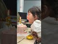 Bà Mẹ Troll Con Thổi Nến Sinh Nhật