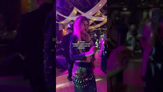 Când văd atâtea zâmbete sincere, emoții reale și oameni care cântă și dansează împreună, îmi
