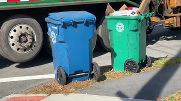 Waste management 104449 Mack LEU labrie expert 2000 ASL on trash.