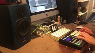 Making lofi hip hop live beat making with maschine and Logic Pro x screenshot 5