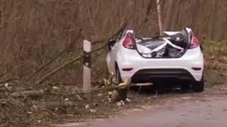 Tempête au Benelux: au moins huit morts et des vents à 150 km/h
