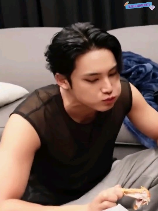 jeonghan teasing mingyu about the sound he makes while eating 😂 #seventeen #mingyu #jeonghan