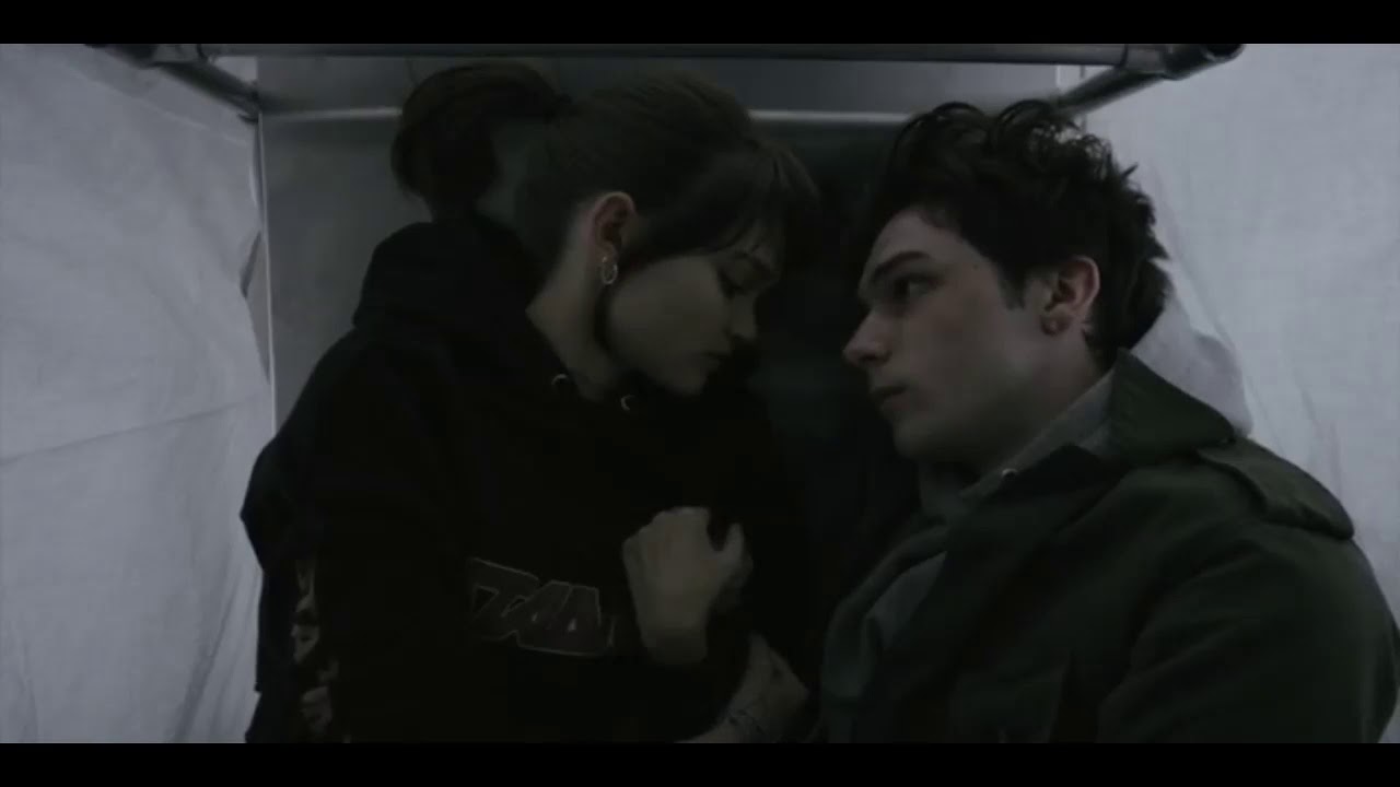 Крутой момент из фильма "Уэйн" / Поцелуй Уэйна и Дэл - YouTube