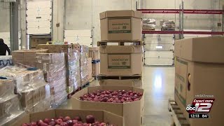 H-E-B donates 650,000 pounds of apples to SA Food Bank