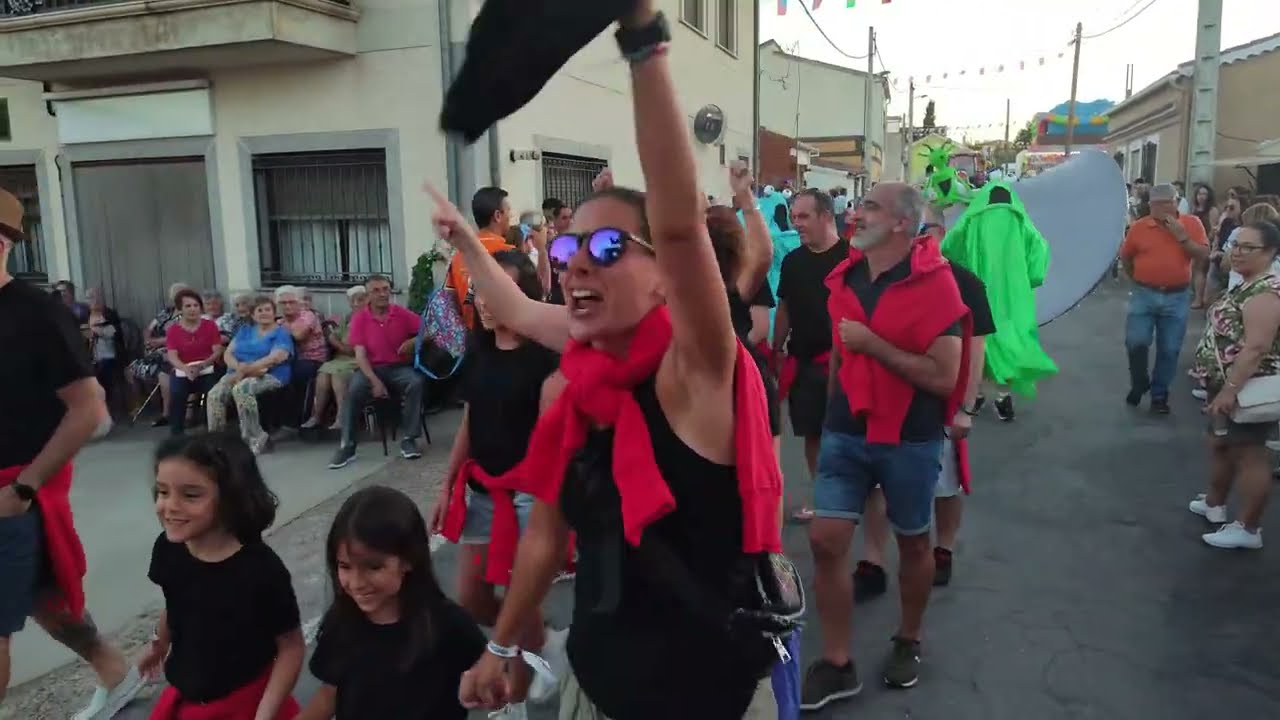 Desfile de peñas y carrozas en Boada
