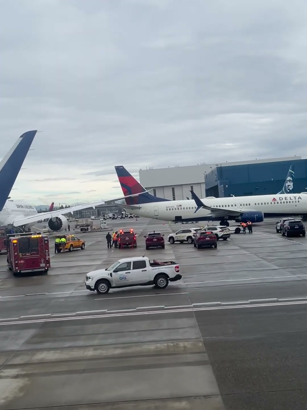 Two Planes Tap At Seattle Airport || ViralHog