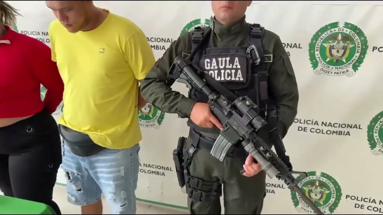 𝑪𝑨𝒀𝑬𝑹𝑶𝑵 𝑬𝑵 𝑩𝑼𝑪𝑨𝑹𝑨𝑴𝑨𝑵𝑮𝑨: 𝑷𝑶𝑳𝑰𝑪𝑰𝑨  𝑪𝑨𝑷𝑻𝑼𝑹𝑨 𝑨 𝑷𝑨𝑹𝑬𝑱𝑨 𝑸𝑼𝑬 𝑬𝑿𝑻𝑶𝑹𝑺𝑰𝑶𝑵𝑨𝑩𝑨 𝑺𝑰𝑵 𝑷𝑰𝑬𝑫𝑨𝑫