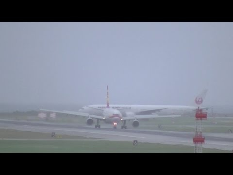 接地後に滑走路を横滑りする香港航空のA330 / A330 slip the runway