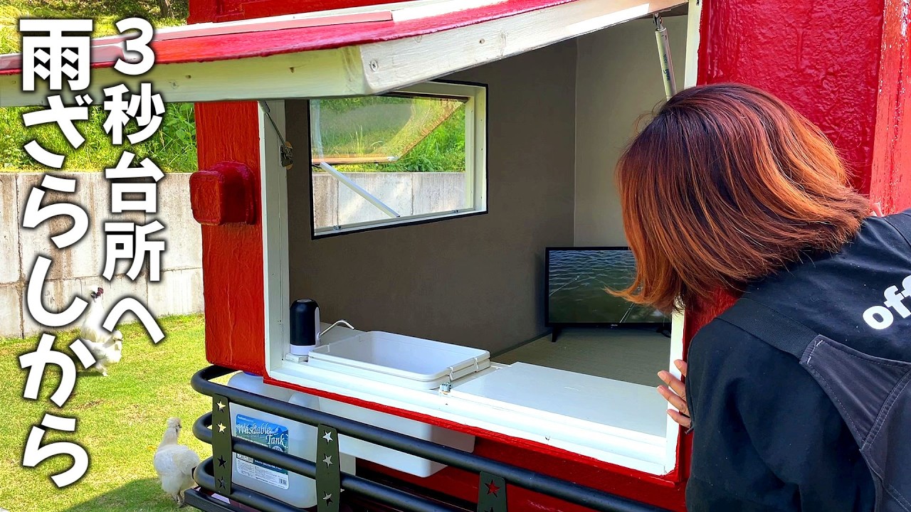 Женщина строит легкий,но прочный дом на крыше пикапа.Постройте простую раковину.Кемпер своими руками