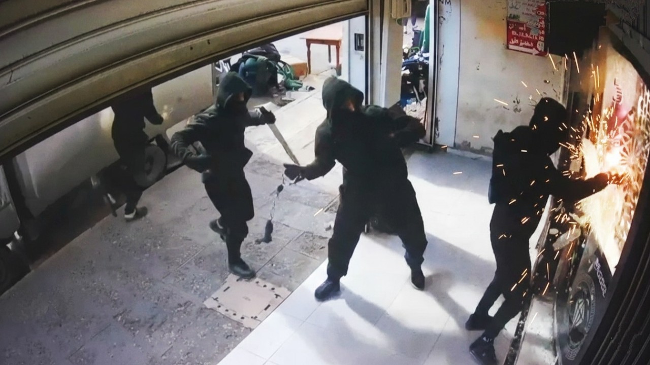 هجوم و سرقات في الجزائر صورتها كاميرات المراقبة! مشاهد صادمة لا يقبلها عقل