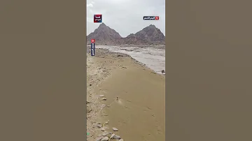 لقطات ترصد لحظة تدفق سيول هادرة في منطقة أربعات بولاية البحر الأحمر 