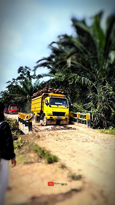 oleng akibat jembatan rusak #truksawit #storytruk #trukoleng #trukviral #videotrending #shortsvideo