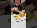 パイナップルのカットに兄が初挑戦!ママに任され、切り方を考えながらどんどんカット…完成?