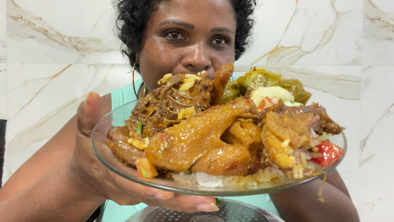 COMENDO GALINHA CAIPIRA SABOR INCRÍVEL. ARROZ SALADA molho  de pimenta  verde FEIJÃO | mukbang 💕