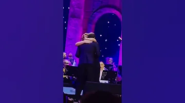 شوف طلوع معجبه على المسرح كان هايتسبب فى وقوع كاظم الساهر 