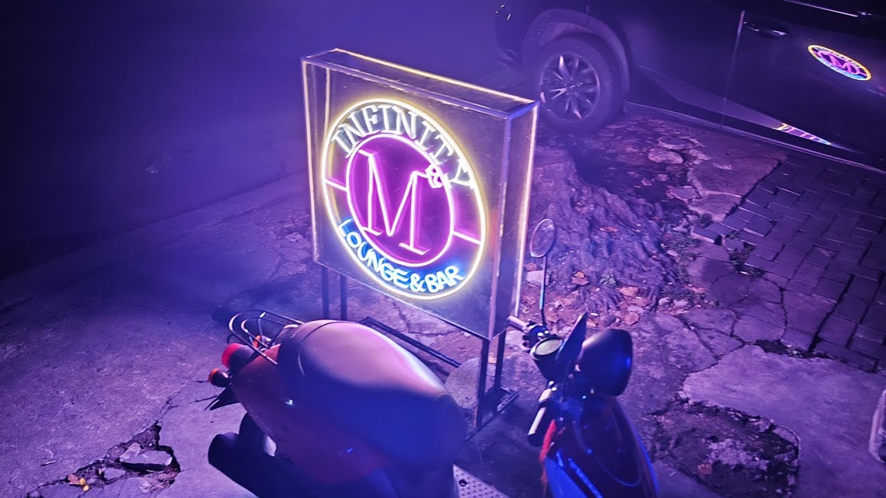 Live night out in Bassac Lane - Rooftop seating · Outdoor seating · Great cocktails 