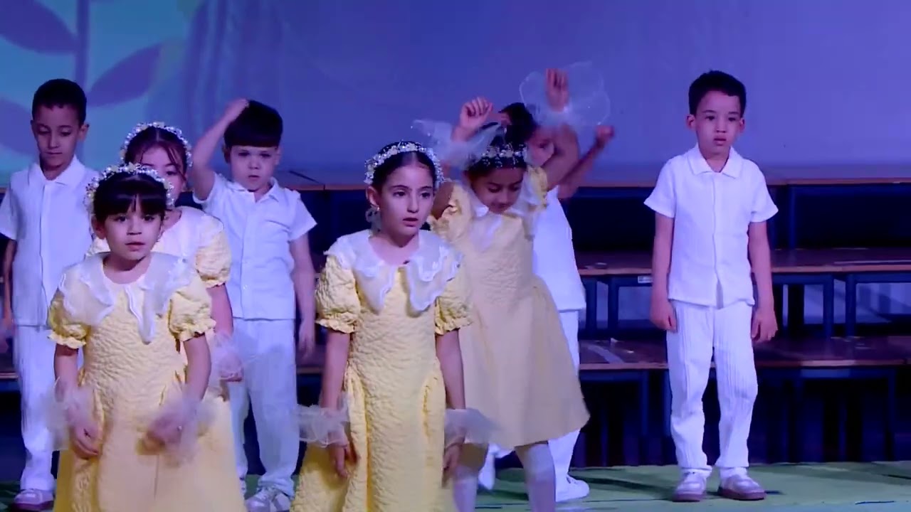 فقرة (خطوة تعادل ألف ميل )لطلاب الروضةالثانية ج بإشراف المعلمة سيبال نبيل من حفل تخريج رياض الأطفال