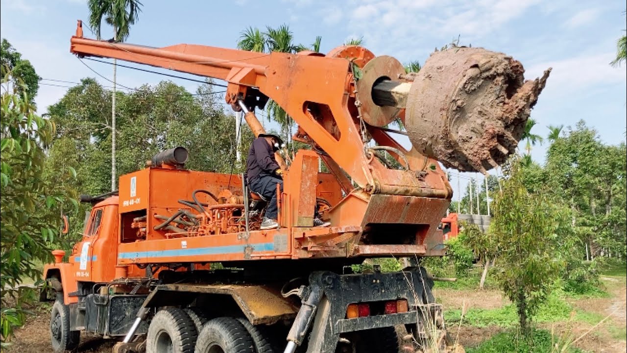 ขุดบ่อด้วยรถขุด