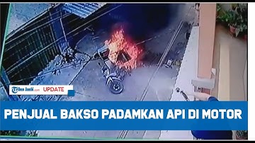 Viral Video Penjual Bakso Padamkan Api di Motor dan Gerobak yang Terbakar, Terjadi saat Isi Bensin