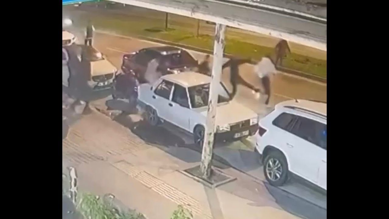 Kavgadan ka&ccedil;arken &ccedil;elme takılarak d&uuml;ş&uuml;r&uuml;ld&uuml;, &uuml;zerinden otomobil ge&ccedil;ti O anlar kamerada