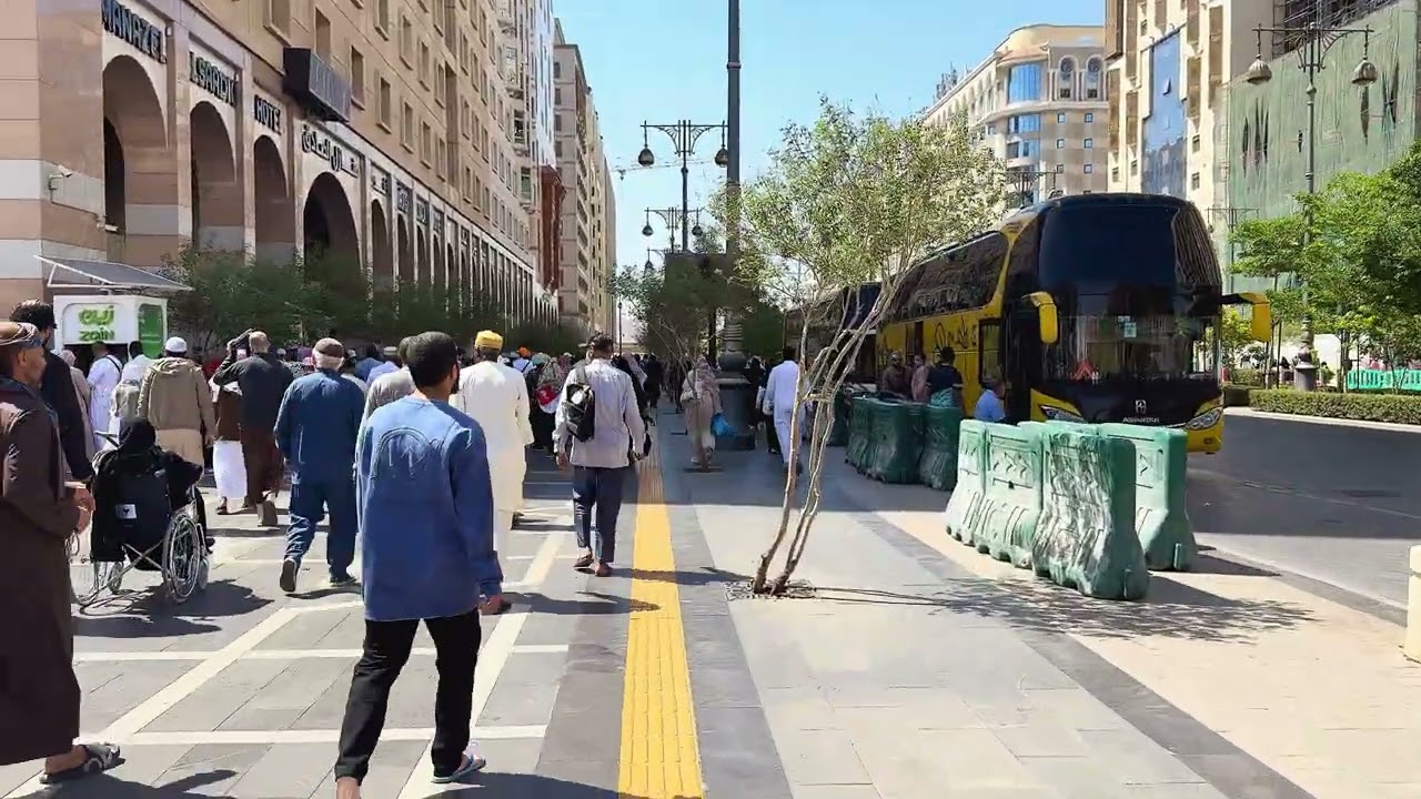 صلاة الظهر في المسجد النبوي الشريف وطريقي إلى شارع السلام ومنطقة مصليات العيد وصولًا إلى حي السقيا 