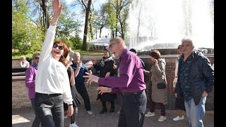 Витебские пенсионеры зажигают у фонтана в парке Фрунзе