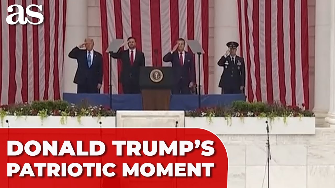 TRUMP'S PATRIOTIC MOMENT during live rendition of the US NATIONAL ...
