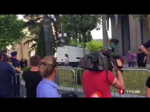 დაპირისპირება რუსთაველის გამზირზე