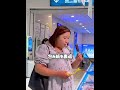 この女の子はアイスクリームを食べています。